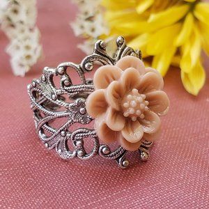 Vintaged Beige Zinnia Lace Ring